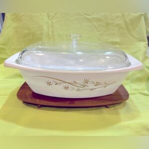 Vintage Pyrex cooking/serving dish with natural wood pedestal